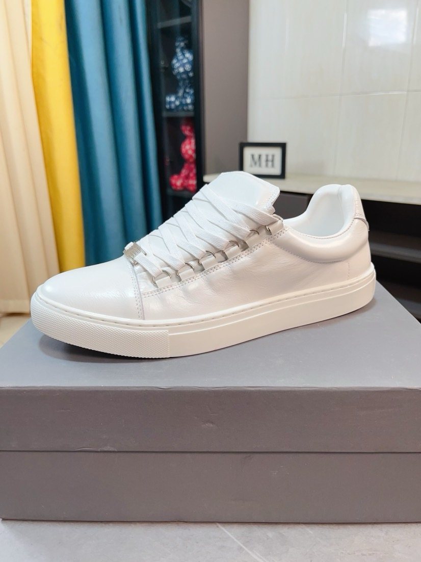 Balenciaga Textured Lace-Up Low-Top Sneakers